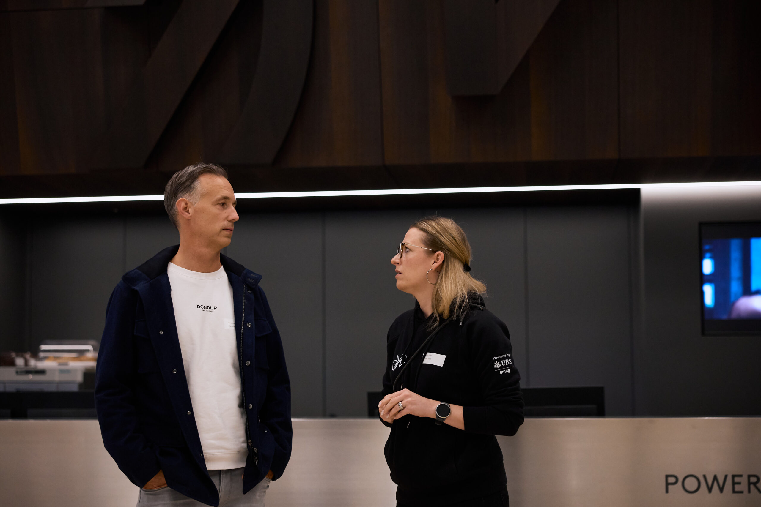 Zwei Teilnehmer im Gespräch beim OYMC NXT Event