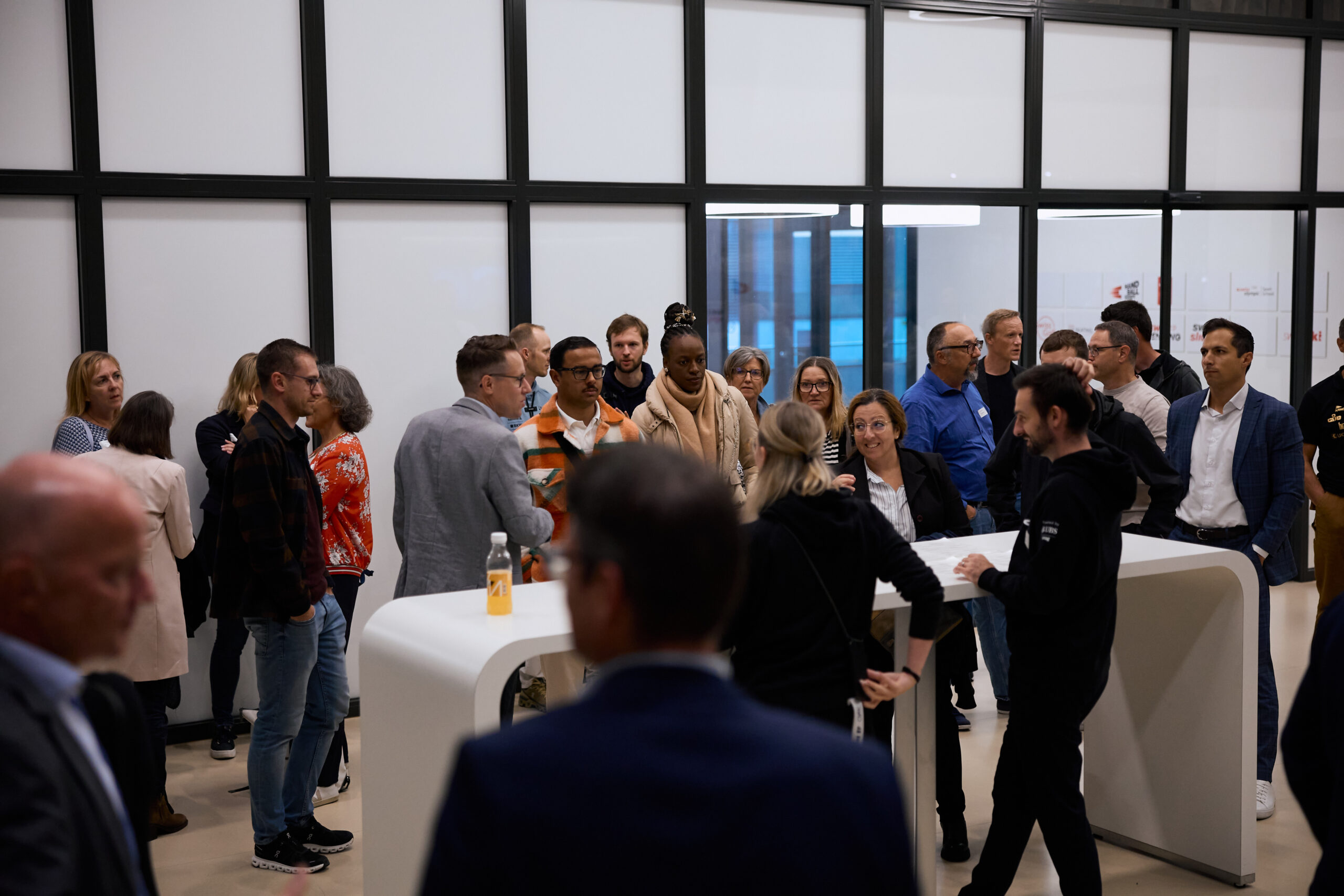 Große Anzahl an Teilnehmern im Gespräch beim OYMC NXT Event