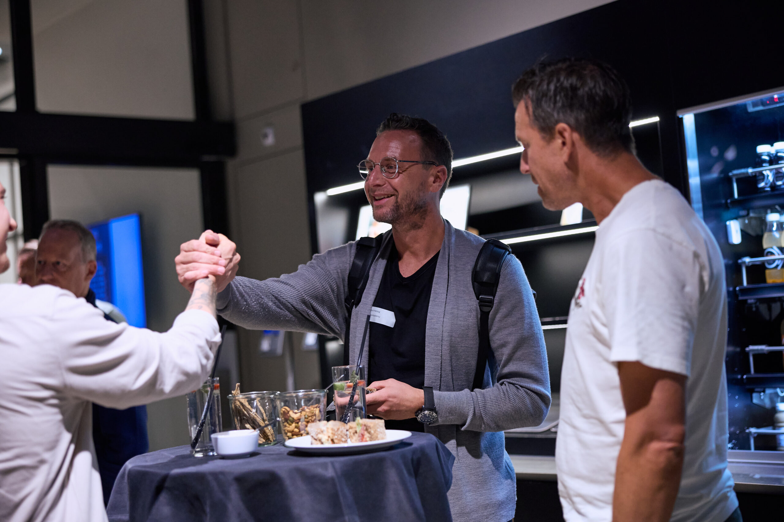 Handschlag von zwei Teilnehmern beim OYMC NXT Event